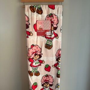 NWT Strawberry Shortcake 60x90 Plush Twin Blanket Pink Red Vintage Style Soft
